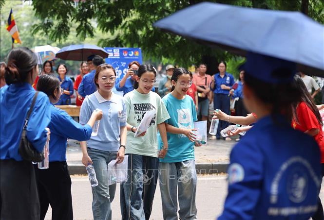 Thí sinh tới điểm thi Trường THPT Trần Nhân Tông để thi môn Ngoại ngữ. Ảnh: Thanh Tùng - TTXVN